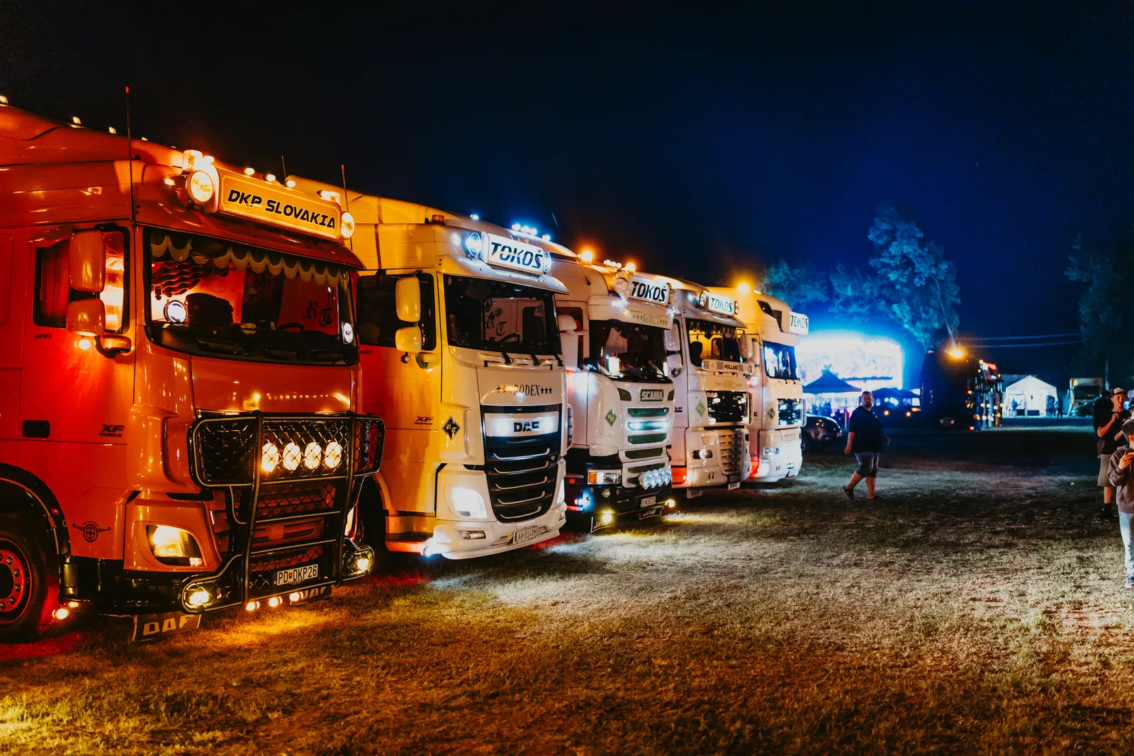 Rad rozsvietených kamiónov v noci na Truck Hodoch Radošovce